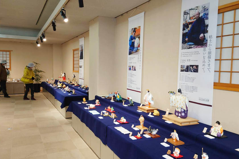 筑前博多の伝統工芸品展　博多人形が並べられています